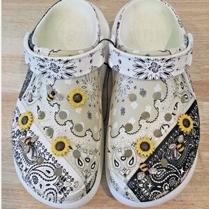 Crocs Classic Crush Bandana Clog Womens 10 RARE White Beige Black Decorated Bees